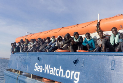 Okręty wojenne mają blokować porty przed statkami NGO z migrantami