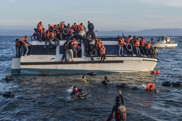 Kolizja łodzi z migrantami z jednostką straży przybrzeżnej. Jedna osoba zginęła