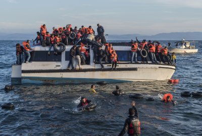 Kolizja łodzi z migrantami z jednostką straży przybrzeżnej. Jedna osoba ...