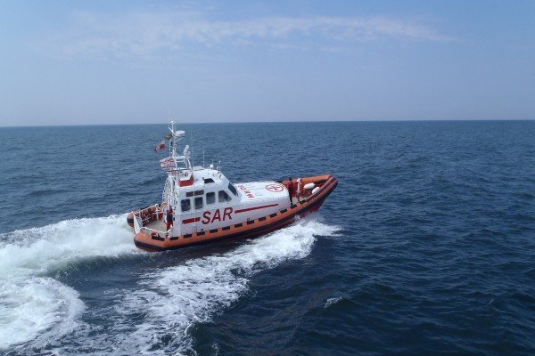 Akcja ratownicza na Bałtyku. W okolicy Dziwnowa tonie kuter KOŁ-212