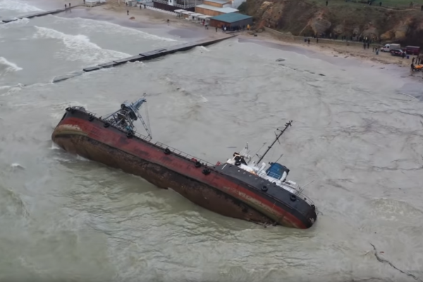 Przewrócony tankowiec na Morzu Czarnym [VIDEO]