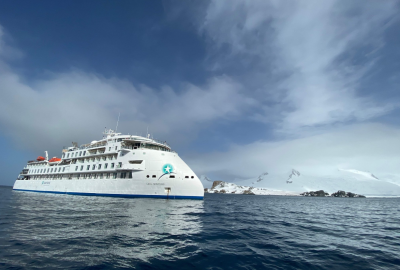 Pierwszy statek wycieczkowy X-Bow na Antarktydzie
