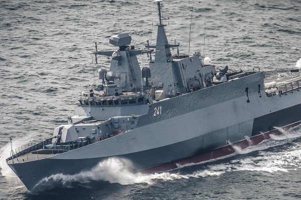 Uroczystość pierwszego podniesienia bandery na ORP Ślązak