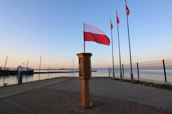 Nowy słupek zaślubinowy w puckim porcie rybackim