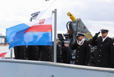 Podniesienie bandery na holowniku H-11 Bolko