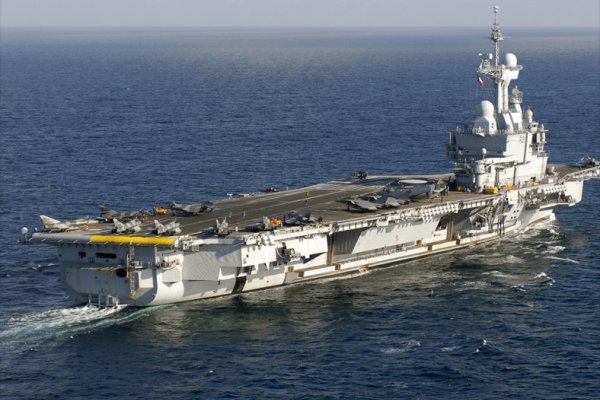 50 przypadków koronawirusa na atomowym lotniskowcu Charles de Gaulle