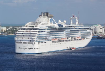 Pasażerowie Coral Princess schodzą na ląd