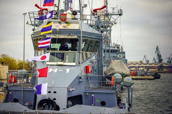 Podniesiono banderę na holowniku H-1 Gniewko