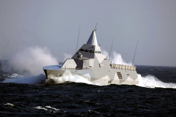 Szwedzka marynarka ćwiczyła strzelanie do celu na morzu [VIDEO]