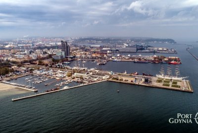 Syreny okrętowe w Porcie Gdynia uhonorowały marynarzy [VIDEO]