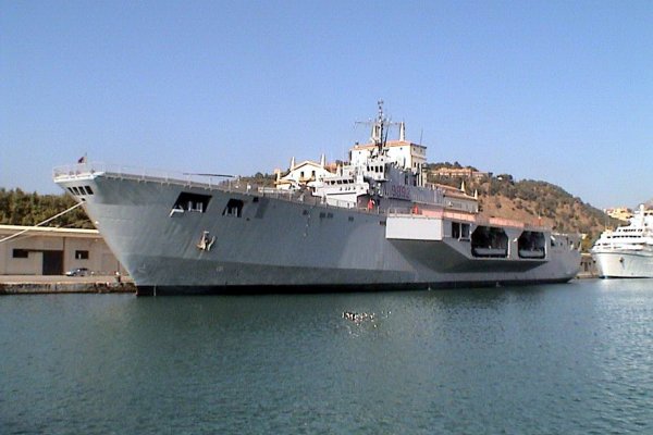 Załogi dwóch okrętów włoskiej marynarki wojennej poddane kwarantannie