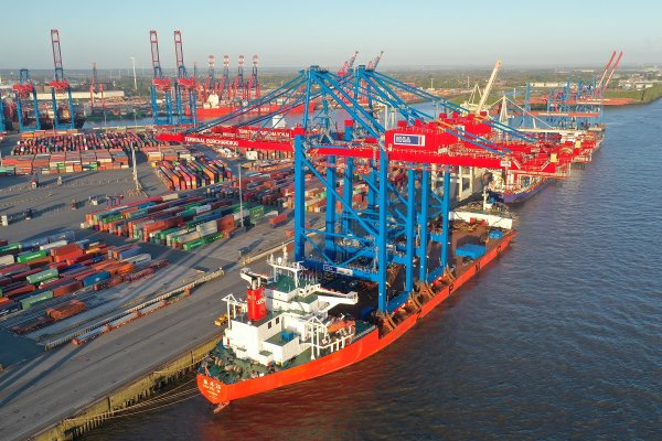 Dwie nowe kontenerowe suwnice bramowe dotarły do CTB