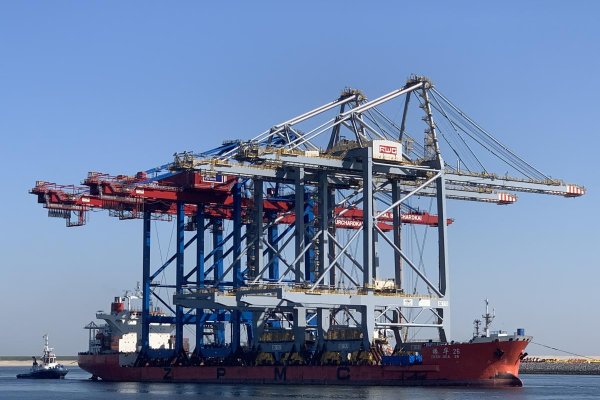 Dwie nowe suwnice nabrzeżowe w Rotterdam World Gateway