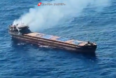 Ewakuacja marynarzy z płonącego statku [VIDEO]