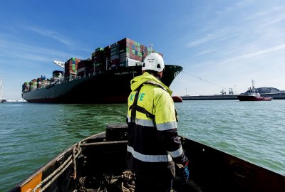 Największy port Europy działa, mimo rządowych regulacji związanych z epi...