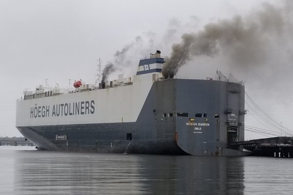 Pożar na pokładzie samochodowca Höegh Xiamen