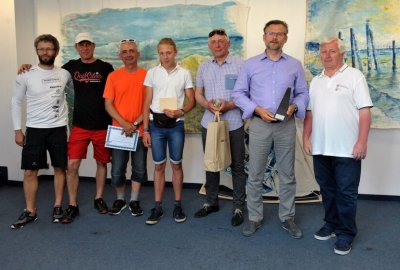 Załoga jachtu Konsal 2 z pomysłodawcą regat Szymonem Kuczyńskim i prezesem PoZŻ Bogusławem Witkowskim Bałtycki Śledź
