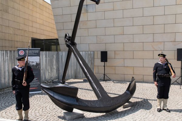 Uroczyste odsłonięcie kotwicy ORP Bałtyk przed Muzeum Marynarki Wojennej