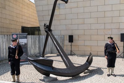 Uroczyste odsłonięcie kotwicy ORP Bałtyk przed Muzeum Marynarki Wojennej (Fot.: MMW) odsłonięcie kotwicy ORP Bałtyk