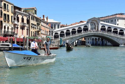 Książki przypłyną łodzią… w Wenecji