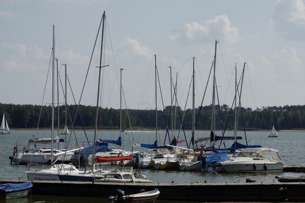 Policjanci uratowali dwóch surferów i żeglarzy na Zalewie Sulejowskim