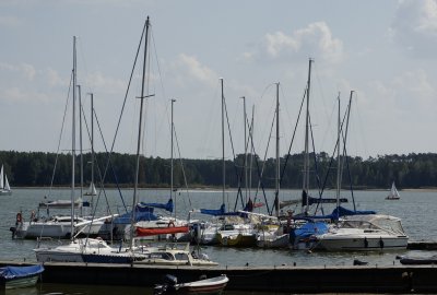 Policjanci uratowali dwóch surferów i żeglarzy na Zalewie Sulejowskim