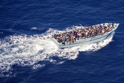 Kryzys na Lampedusie - wciąż przybywają łodzie z nielegalnymi migrantami...