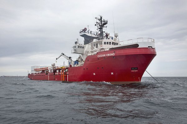 Włochy: Statek NGO ze 180 migrantami płynie w stronę Sycylii