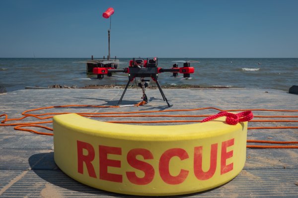 Testy drona ratowniczego na plaży w Międzyzdrojach