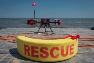 Testy drona ratowniczego na plaży w Międzyzdrojach