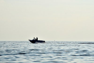 Zdjęcie ilustracyjne (Fot.: Unsplash) Sąd nie aresztował sternika motorówki po wypadku na jeziorze Dąbie
