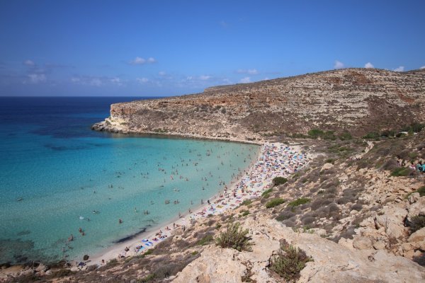 Migranci z Tunezji przypłynęli na Lampedusę przebrani za turystów