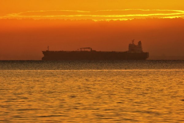 Ceny ropy w USA idą w dół po zmniejszeniu cięć wydobycia przez OPEC+