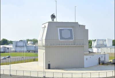 Nadbudówka Aegis Ashore z radarem SPY-1, w środku testowym Lockheed Martin w Stanach Zjednoczonych (Fot.: Wikipedia) Reuters: wysokie koszty mogą opóźnić planowany w Japonii system obrony rakietowej