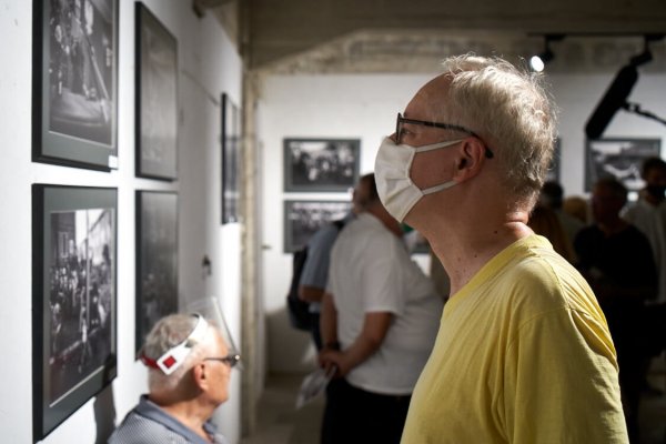 Stoczniowiec z aparatem w ręku. Wystawa w WL4 Przestrzeń Sztuki