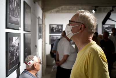 Wernisaż odbył się w przestrzeni sztuki WL4 Mleczny Piotr Stoczniowiec z aparatem w ręku. Wystawa w WL4 Przestrzeń Sztuki