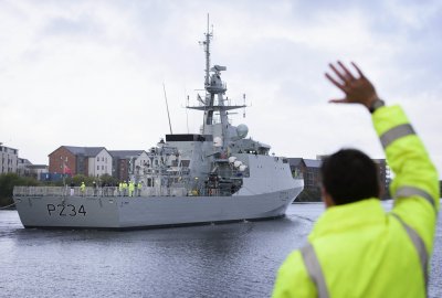 Okręt patrolowy Royal Navy wyrusza z Glasgow do swojej nowej bazy