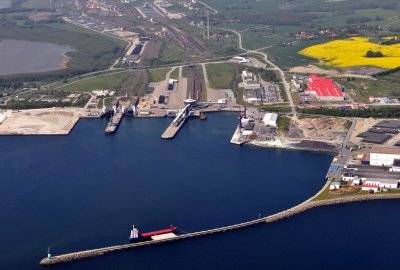 Port Mukran w Sassnitz na Rugii (Fot.: Wikimedia Commons) Członkowie Senatu USA ostrzegli niemiecką spółkę portową, by nie wspierała budowy Nord ...