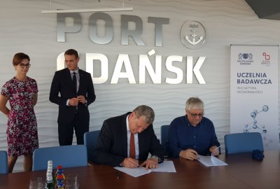 Na zdjęciu od lewej: Jowita Zielinkiewicz - dyrektor ds. innowacji i pozyskiwania funduszy Zarządu Morskiego Portu Gdańsk S.A, Kamil Tarczewski - wiceprezes zarządu ds. Infrastruktury Zarząd Morskiego Portu Gdańsk S.A. Umowę podpisują: Sławomir Michalewski - wiceprezes zarządu ds. finansowych Zarządu Morskiego Portu Gdańsk S.A oraz prof. Jerzy Wtorek, dziekan WETI (Fot.: PG) Innowacyjne technologie z Politechniki Gdańskiej w Porcie Gdańsk