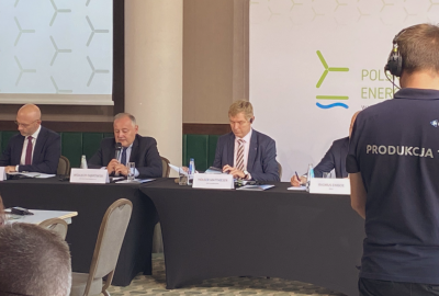 Przy mikrofonie prezes PGE Wojciech Dąbrowski (Fot.: PGE / Twitter) prezes PGE Wojciech Dąbrowski