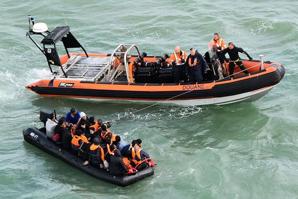 W. Brytania: czwartek - 10. kolejny dzień, w którym do wybrzeża hrabstwa Kent dopłynęli...