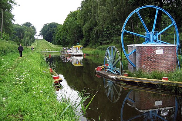 Woda wypompowana z Kanału Elbląskiego; można go zobaczyć od podszewki