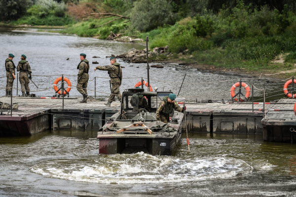 Most pontonowy połączył oba brzegi Wisły