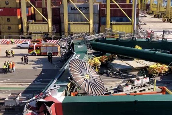 Jeden z największych kontenerowców świata powalił suwnicę kontenerową w Walencji