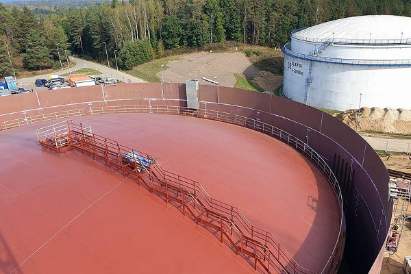 W bazie paliw PERN w Dębogórzu powstają nowe zbiorniki - wybrano nową metodę montażu...