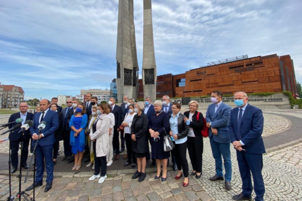 Politycy PO złożyli kwiaty przed Pomnikiem Poległych Stoczniowców