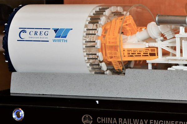 Maszyna do drążenia tunelu w Świnoujściu płynie do Polski