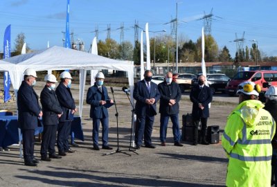 W symbolicznym przekazaniu terenu budowy udział wzięli posłowie Artur Szałabawka i Leszek Dobrzyński, władze samorządowe – Mieczysław Sawaryn, burmistrz Miasta i Gminy Gryfino, członek Rady Nadzorczej PGE, przedstawiciele spółki PGE GiEK na czele z Tomaszem Makowieckim, zastępcą dyrektora departamentu inwestycji i Sylwestrem Chruszczem pełniącym obowiązki dyrektora Zespołu Elektrownia Dolna Odra, a także przedstawiciele Generalnego Wykonawcy Teren budowy bloków gazowo-parowych w Elektrowni Dolna Odra przekazany wykonawcy