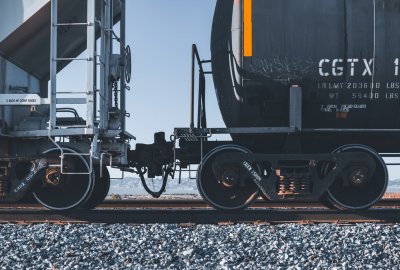 Zdjęcie ilustracyjne (Fot.: Unsplash) Kolejowe połączenia towarowe łączące Chiny z Europą wyruszają z dzielnicy Qingbaijiang...