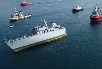 Holowana część dziobowa i śródokręcie poważnie uszkodzonego w kolizji z kontenerowcem niszczyciela min Grecki niszczyciel min Kallisto